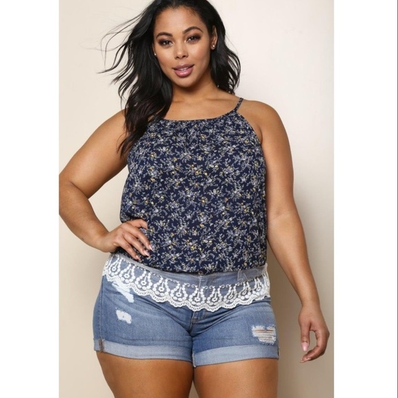 Tops - 🆕🌸 Floral Laced & Embroidered Hem Top